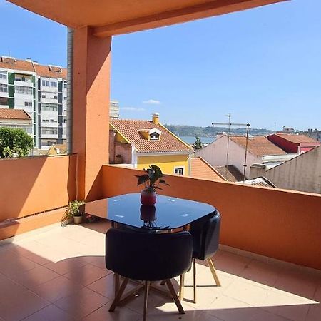 Relax In Lisbon For 4 People With Terrace And Parking Daire Dış mekan fotoğraf