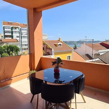 Relax In Lisbon For 4 People With Terrace And Parking Daire Dış mekan fotoğraf