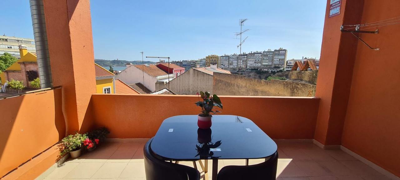 Relax In Lisbon For 4 People With Terrace And Parking Daire Dış mekan fotoğraf